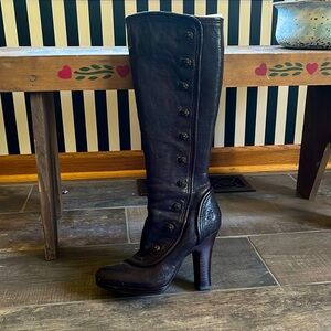 FRYE Matilda Button Boot, Size 8, brown leather. Victorian style